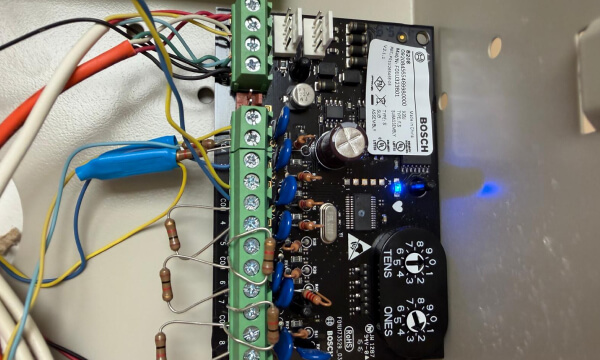 commercial-alarm-system-control-board-zone-wiring-img Commercial alarm system control board with zone wiring connected